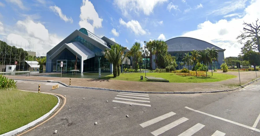 Centro de Convenções Hangar em Belém, local principal da COP30 2025, vista externa do prédio