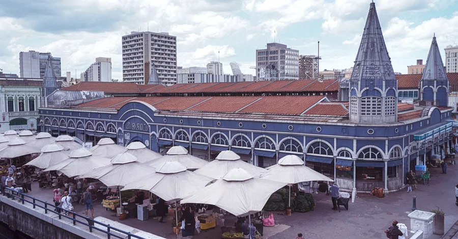 COP30: Mercado Ver-o-Peso em Belém, com barracas de produtos amazônicos